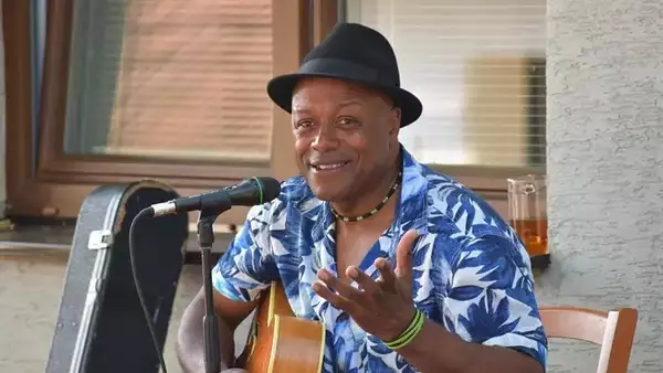 Photo of Mento-B playing guitar